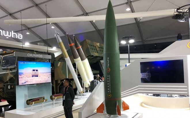 Một tên lửa đất đối đất chiến thuật được trưng bày ở Triển Lãm Hàng không và Quốc phòng Quốc tế Seoul, Hàn Quốc. Ảnh: Reuters