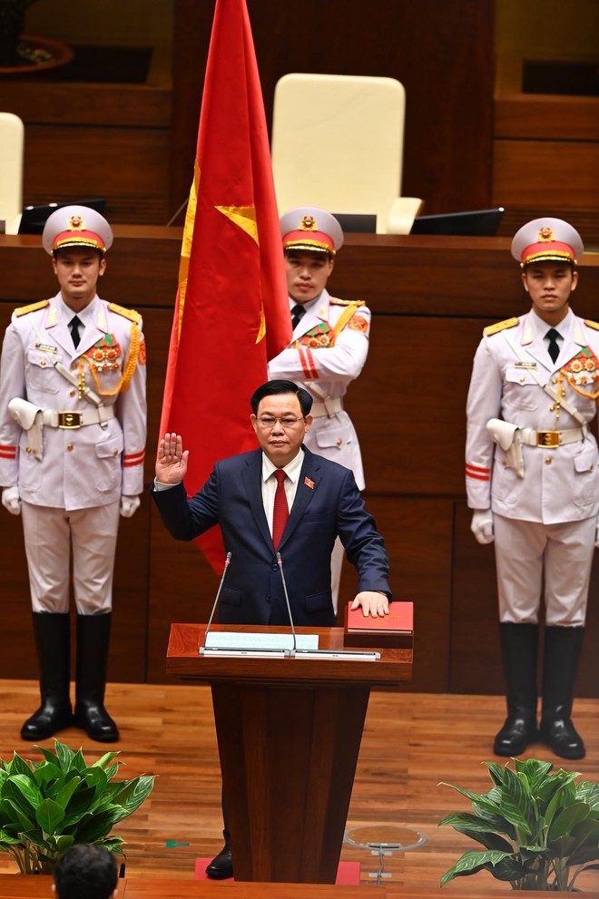 Bí thư Hà Nội Vương Đình Huệ được bầu làm Chủ tịch Quốc hội, tiến hành tuyên thệ nhậm chức - Ảnh 2.