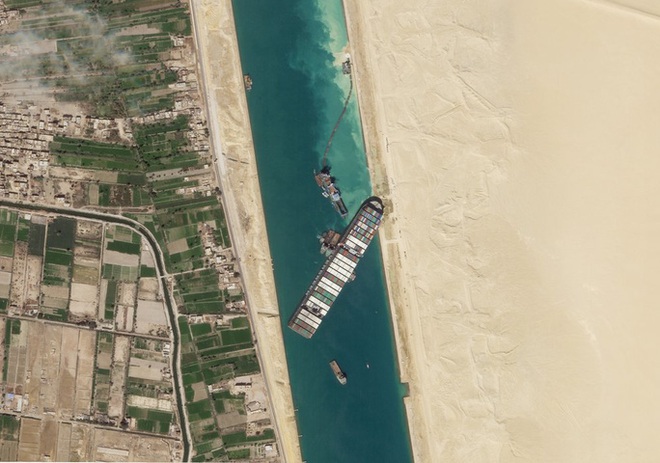 Chùm ảnh hàng trăm tàu lũ lượt qua kênh đào Suez - Ảnh 1.