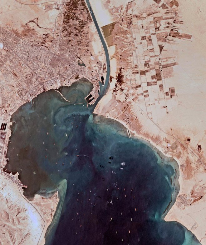 Chùm ảnh hàng trăm tàu lũ lượt qua kênh đào Suez - Ảnh 12.