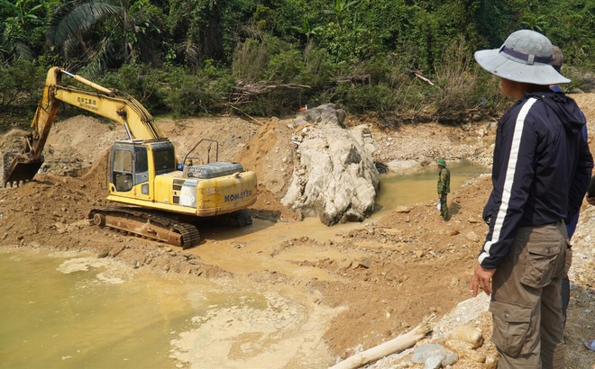 Người nhà nạn nhân Bùi Đức Thọ lên hiện trường trông ngóng con từng ngày