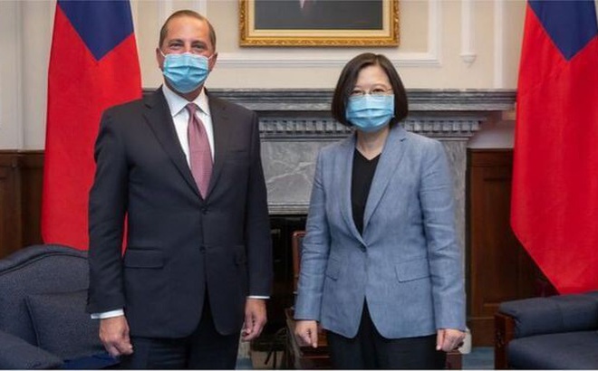 Ông Alex Azar (trái), Bộ trưởng Y tế và Dịch vụ Nhân sinh Mỹ dưới thời Tổng thống Donald Trump gặp lãnh đạo Đài Loan Hứa Anh Văn hôm 10/8/2020 tại Đài Bắc. Ảnh: BBC