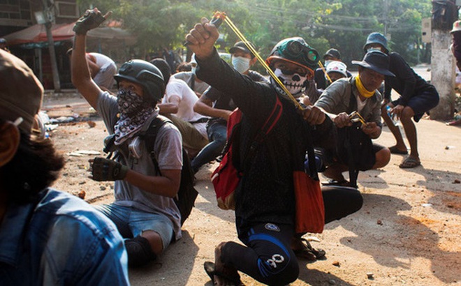 Người biểu tình Myanmar dùng ná cao su trong cuộc đối đầu với lực lượng an ninh. Ảnh: Reuters