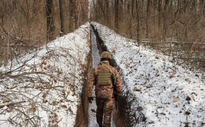 Một binh lính Ukraine đi dọc Đường Giới tuyến ở khu vực Donetsk vào tháng 2/2021. Ảnh: Reuters