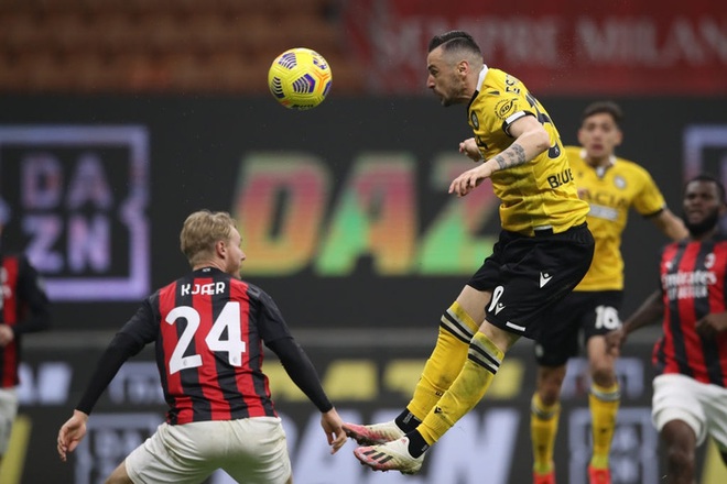 AC Milan tho&aacute;t hiểm ở gi&acirc;y cuối trước Udinese - Ảnh 4.
