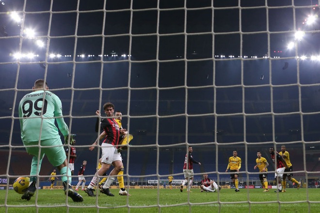 AC Milan tho&aacute;t hiểm ở gi&acirc;y cuối trước Udinese - Ảnh 5.