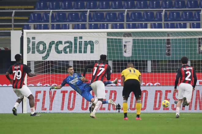 AC Milan tho&aacute;t hiểm ở gi&acirc;y cuối trước Udinese - Ảnh 8.