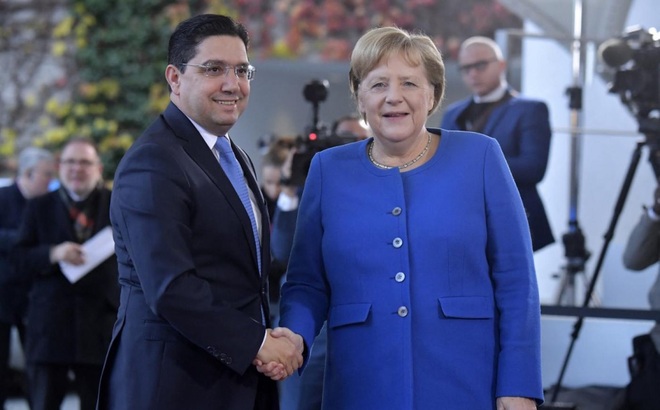 Thủ tướng Đức Angela Merkel chào đón Bộ trưởng Ngoại giao Maroc Nasser Bourita tại hội nghị Hiệp ước G20 với châu Phi (CwA), ngày 19/11/2019 ở Berlin. Ảnh: AFP