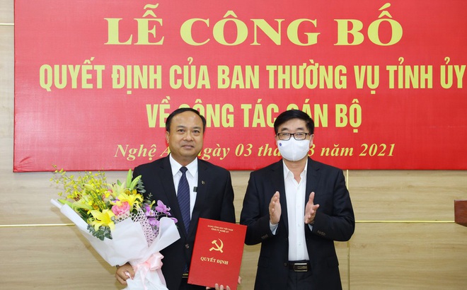 Ông Nguyễn Văn Thông - Phó Bí thư Thường trực Tỉnh ủy Nghệ An trao Quyết định của Ban Thường vụ Tỉnh ủy cho ông Nguyễn Viết Hưng.