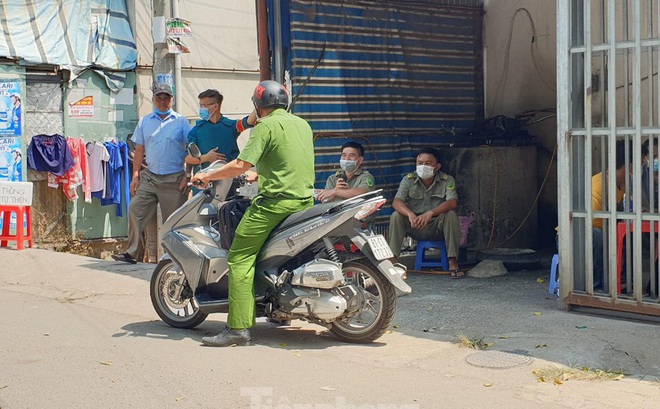 Công an khám nghiệm hiện trường.