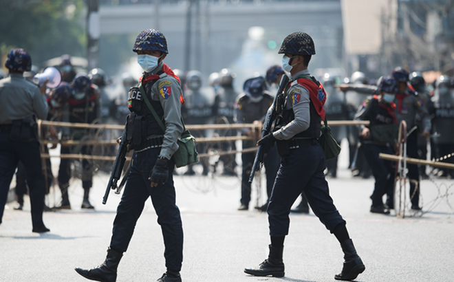 Cảnh sát Myanmar mang súng khi xuất hiện gần các cuộc biểu tình ở Yangon. Ảnh: Times of India