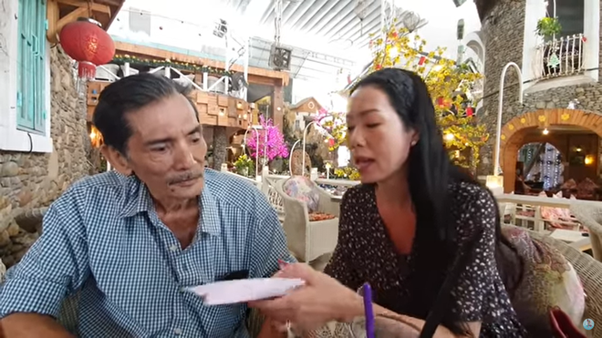 Thương Tín đút trăm triệu vào túi áo định đi xe máy về quê, bị Trịnh Kim Chi nhắc nhở - Ảnh 1. Thương Tín đút trăm triệu vào túi áo định đi xe máy về quê, bị Trịnh Kim Chi nhắc nhở - Ảnh 1.