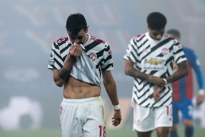 MU cần cho Bruno Fernandes nghỉ ngơi trước khi qu&aacute; muộn - Ảnh 1.