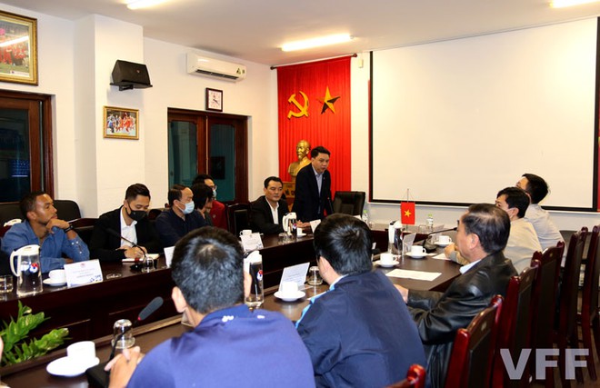 VFF - C&aacute;c chuy&ecirc;n gia, b&aacute;c sỹ hội chẩn t&igrave;nh trạng chấn thương của cầu thủ ĐTQG Đo&agrave;n Văn Hậu - Ảnh 2.