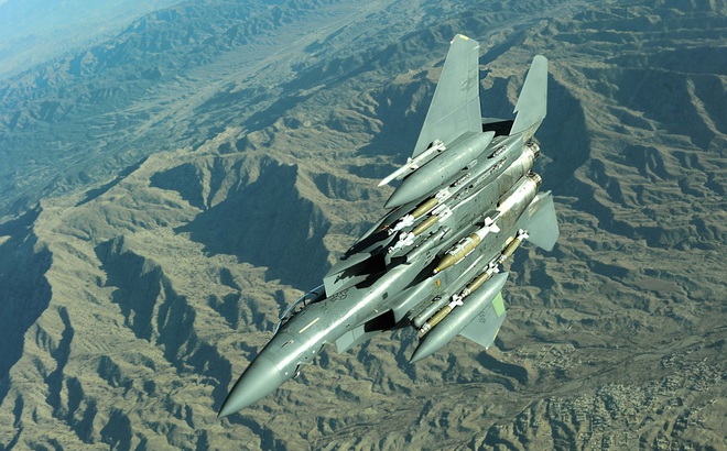 Tiêm kích F-15E được trang bị bom thông minh. Ảnh: Không quân Mỹ