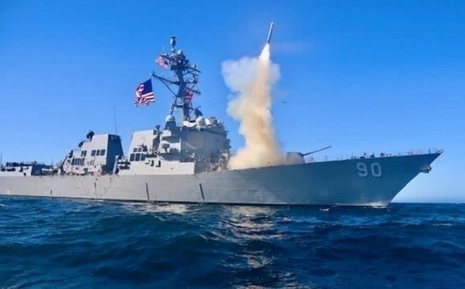 Tàu khu trục tên lửa dẫn đường USS Chafee triển khai tên Block V Tomahawk ở Thái Bình Dương. Ảnh: Hải quân Mỹ.