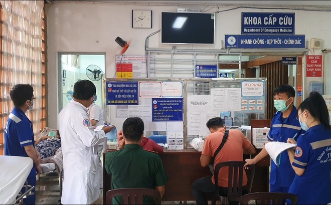 Người dân khám chữa bệnh tại Bệnh viện Thống Nhất.