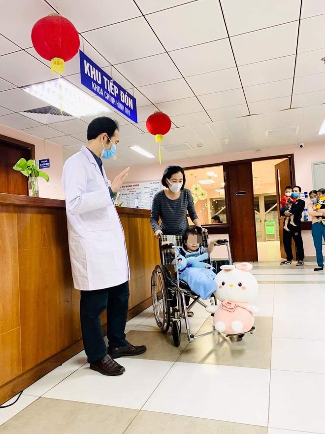Bé gái rơi từ tầng 12A chung cư xuất viện, người mẹ nói đây là niềm hạnh phúc quá lớn lao của gia đình - Ảnh 1. Bé gái rơi từ tầng 12A chung cư xuất viện, người mẹ nói đây là niềm hạnh phúc quá lớn lao của gia đình - Ảnh 1.