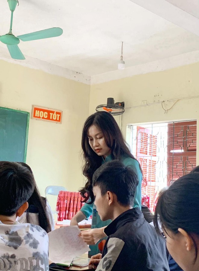 Khoảnh khắc chụp trộm nữ giáo viên gây sốt mạng xã hội, ai cũng xuýt xoa khen vì cô quá xinh! - Ảnh 3. Khoảnh khắc chụp trộm nữ giáo viên gây sốt mạng xã hội, ai cũng xuýt xoa khen vì cô quá xinh! - Ảnh 3.