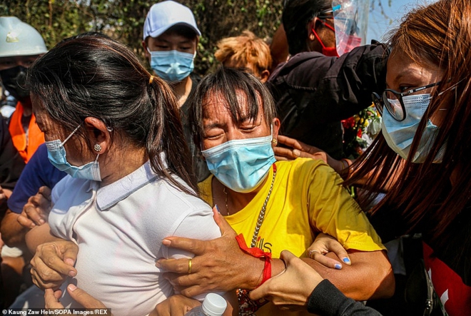 Ảnh: Đám tang nữ sinh Myanmar tử vong do bị bắn vào đầu trong biểu tình phản đối đảo chính - Ảnh 5.