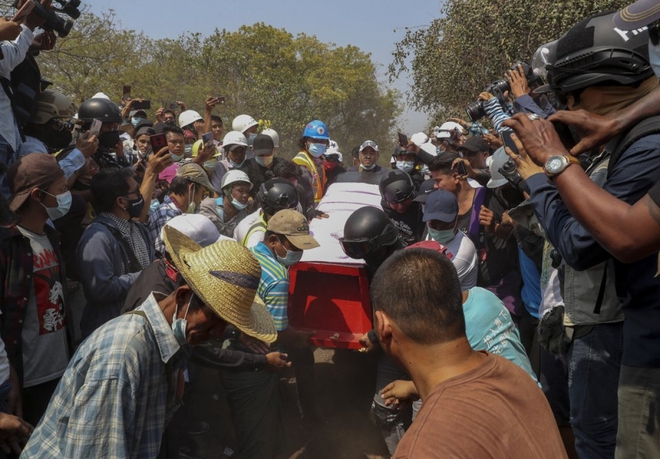 Ảnh: Đám tang nữ sinh Myanmar tử vong do bị bắn vào đầu trong biểu tình phản đối đảo chính - Ảnh 7.