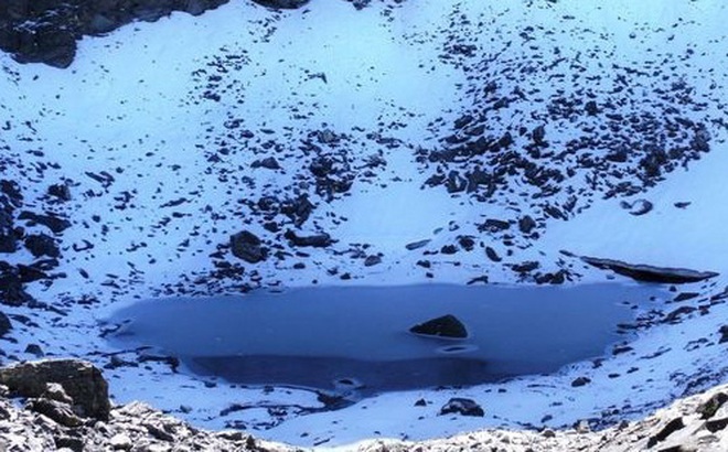 Hồ Roopkund trên dãy Himalaya chứa đựng một bí ẩn khiến giới khoa học đau đầu