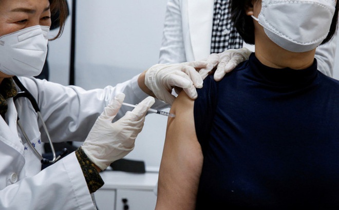 Tiêm vắc-xin AstraZeneca cho nhân viên viện dưỡng lão tại Seoul, Hàn Quốc - Ảnh: Reuters