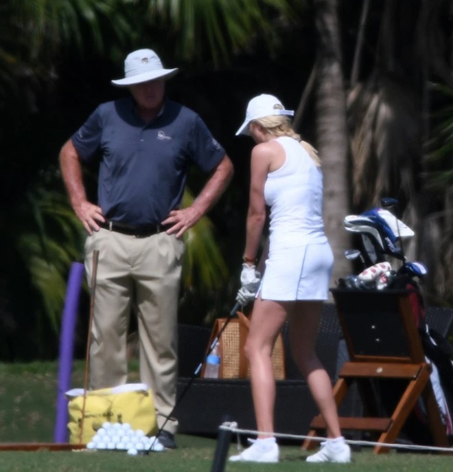 Vẻ ngoài nóng bỏng của Ái nữ Ivanka nhà ông Trump trên sân golf - Ảnh 3.