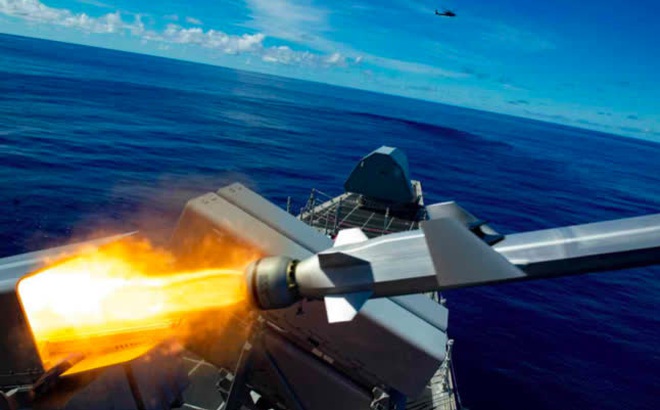 Tàu ven bờ USS Gabrielle Giffords của Mỹ phóng tên lửa trong một cuộc tập trận chung với lực lượng Philippines. (Ảnh: US Navy)