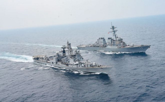 Tàu khu trục USS John S.McCain (Mỹ) và tàu khu trục INS Ranvijay của Ấn Độ trong cuộc tập trận Malabar. Ảnh: ANI