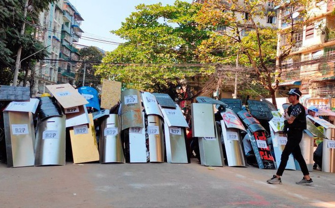 Người biểu tình dựng "lá chắn" ở Yangon ngày 6/3. Ảnh: Reuters