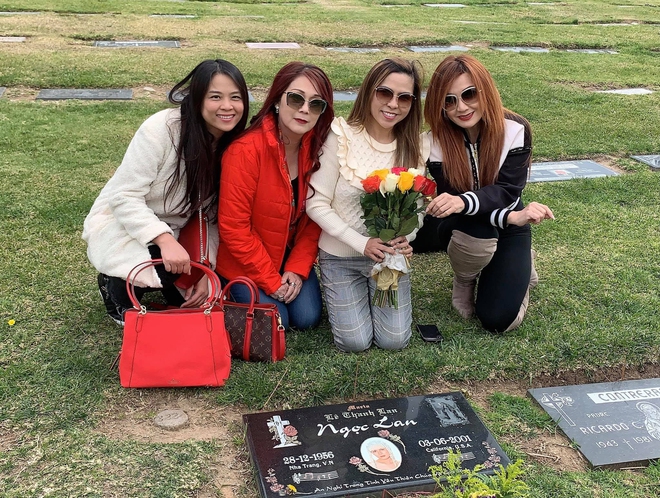 Vợ cũ Bằng Kiều viếng thăm mộ danh ca Ngọc Lan nhân 20 năm ngày mất - Ảnh 2.