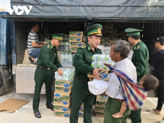 Chàng thủ khoa hai lần hoãn cưới để lên biên giới chống dịch - Ảnh 1.