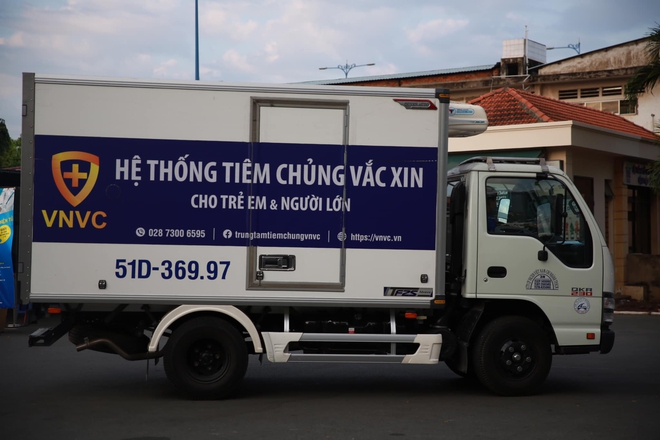 Thứ trưởng Y tế: Người dân hãy tiêm vắc xin phòng COVID-19 khi đến lượt; Thứ trưởng Đỗ Xuân Tuyên tự tay tiêm vắc xin COVID-19 cho cán bộ y tế của Hải Dương - Ảnh 7.