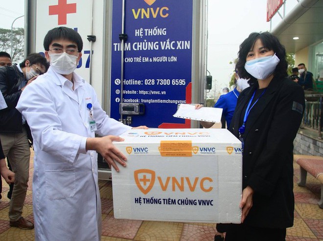 Đang tiêm vắc xin ngừa COVID-19 ở TP.HCM, Hà Nội, Hải Dương; Thứ trưởng Y tế Đỗ Xuân Tuyên trực tiếp tiêm vắc xin COVID-19 cho cán bộ y tế của Hải Dương - Ảnh 3.
