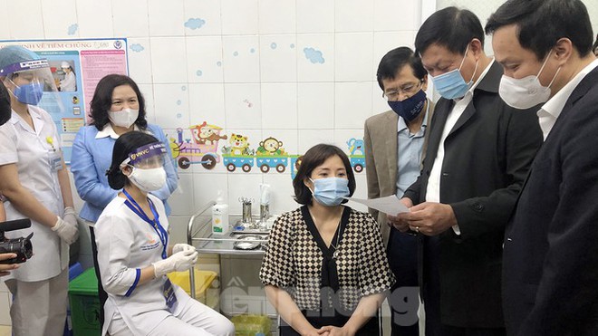 Đang tiêm vắc xin ngừa COVID-19 ở TP.HCM, Hà Nội, Hải Dương; Thứ trưởng Y tế Đỗ Xuân Tuyên trực tiếp tiêm vắc xin COVID-19 cho cán bộ y tế của Hải Dương - Ảnh 6.