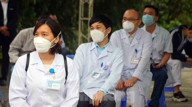 Đang tiêm vắc xin ngừa COVID-19 ở TP.HCM, Hà Nội, Hải Dương; Thứ trưởng Y tế Đỗ Xuân Tuyên trực tiếp tiêm vắc xin COVID-19 cho cán bộ y tế của Hải Dương - Ảnh 8.