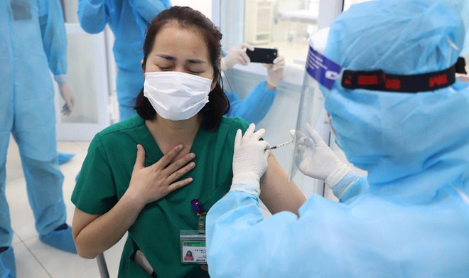 Đang tiêm vắc xin ngừa COVID-19 ở TP.HCM, Hà Nội, Hải Dương; Thứ trưởng Y tế Đỗ Xuân Tuyên trực tiếp tiêm vắc xin COVID-19 cho cán bộ y tế của Hải Dương - Ảnh 2.