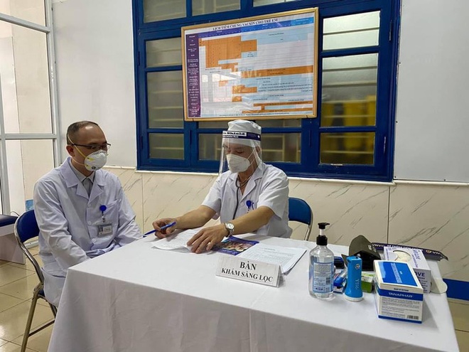 Đang tiêm vắc xin ngừa COVID-19 ở TP.HCM, Hà Nội, Hải Dương; Thứ trưởng Y tế Đỗ Xuân Tuyên trực tiếp tiêm vắc xin COVID-19 cho cán bộ y tế của Hải Dương - Ảnh 4.