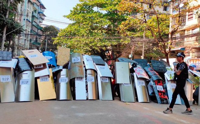 Người biểu tình ở TP Yangon hôm 6-3. Ảnh: Reuters