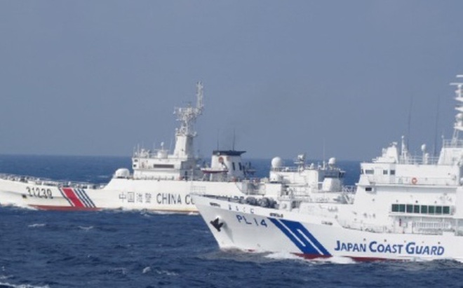 Tàu hải cảnh Trung - Nhật xuất hiện gần quần đảo tranh chấp Senkaku/Điếu Ngư trên biển Hoa Đông. (Ảnh: Lực lượng Bảo vệ Bờ biển Nhật Bản)