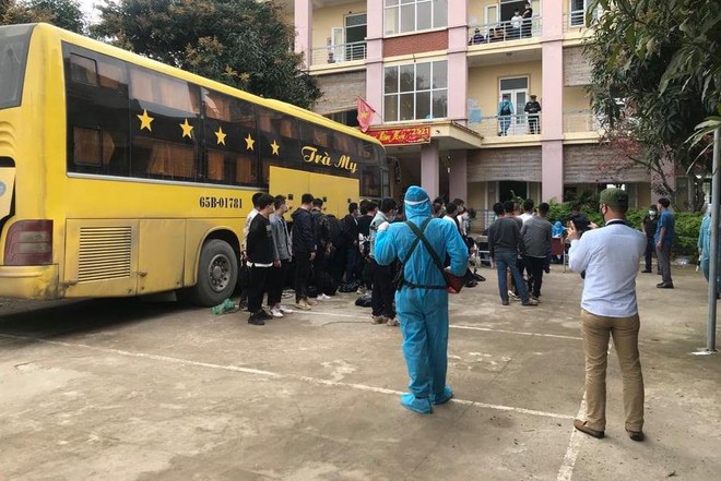 Bắt giữ tài xế và chủ xe khách đưa 53 người Trung Quốc nhập cảnh trái phép vào Việt Nam - Ảnh 2.