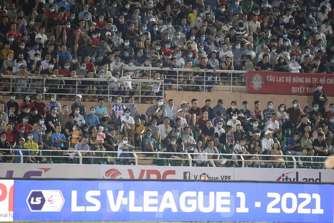 Nhiều sân bóng mở cửa với khán giả khi V-League trở lại - Ảnh 1.