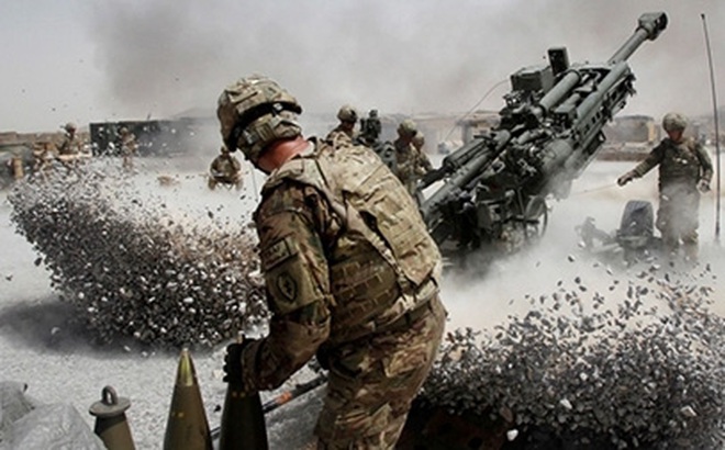 Binh sĩ Mỹ khai hỏa pháo ở Afghanistan. Ảnh: Reuters