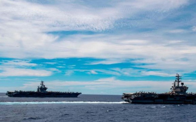Tàu sân bay USS Nimitz và Ronald Reagan đi qua Biển Đông. Ảnh: CNN