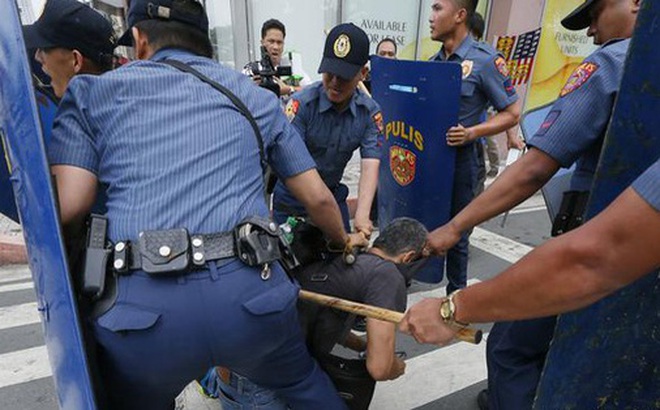 Cảnh sát Philippines trấn áp nghi phạm ma tuý. Ảnh: AP