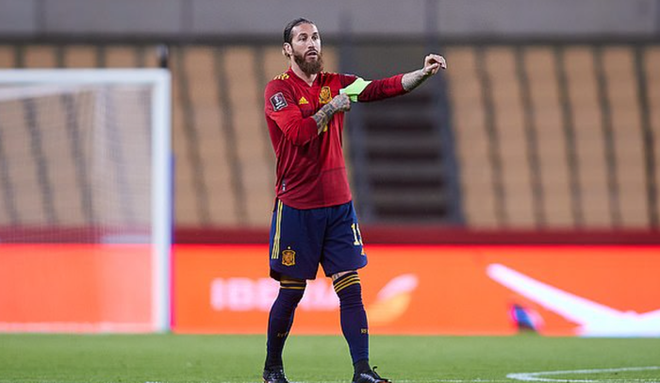 HLV tuyển Tây Ban Nha gặp sự cố hi hữu, buộc phải ra sân muộn ở trận đấu vòng loại World Cup - Ảnh 3.