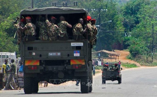 Binh sĩ Mozambique di chuyển tới Sadjundjira thuộc vùng núi Gorongosa sau chiến dịch tấn công truy quét lực lượng nổi dậy Renamo. Ảnh: EPA/TTXVN