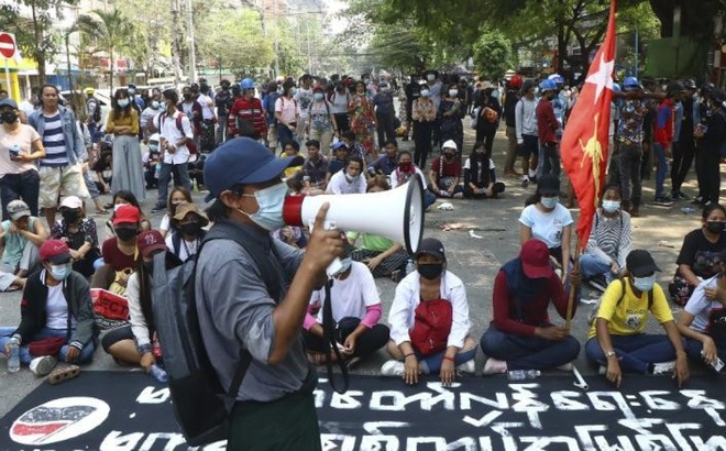 Người biểu tình Myanmar trong một cuộc tuần hành hôm 27/3 tại Yangon, Myanmar. Nguồn: CNN