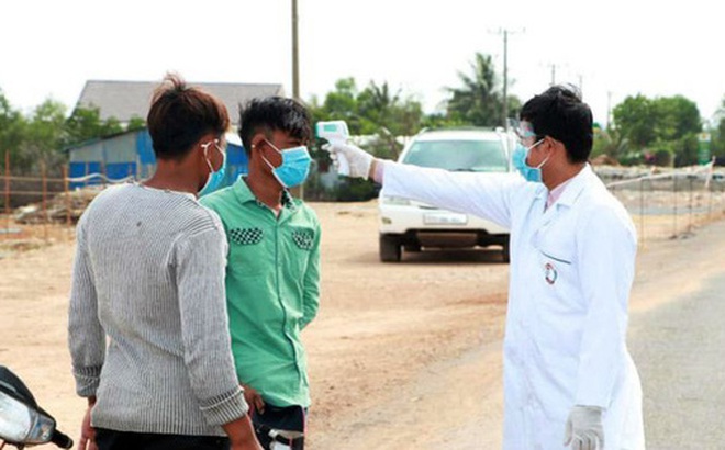 Kiểm tra nhiệt độ cơ thể của người dân ở tỉnh Kep vào tuần trước. Ảnh: The Phnom Penh Post